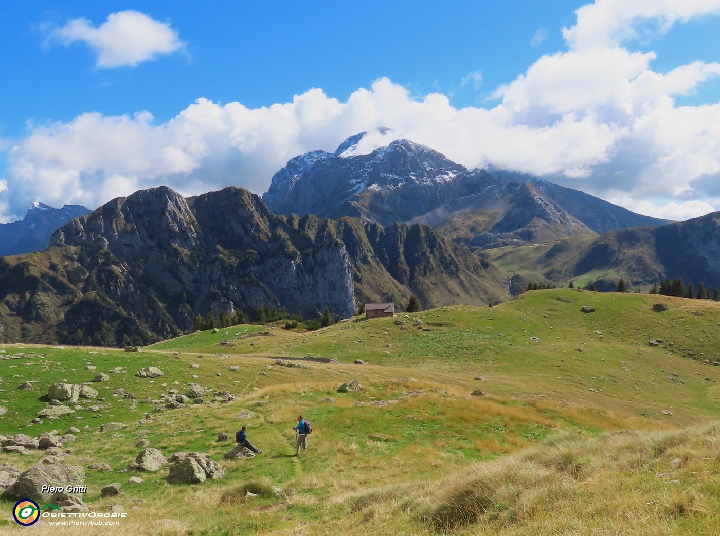 49 Baita Monte Campo con davanti Corno Branchino, Corna Piana, Arera, qui distanziati uno dietro l'altro.JPG
